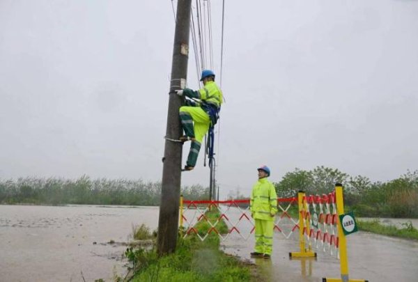 湖北强降雨 4000余人抢修电力 全力保障电网稳定